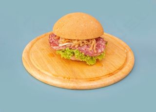 Salame piccante, formaggio, melanzane sott'olio e insalata