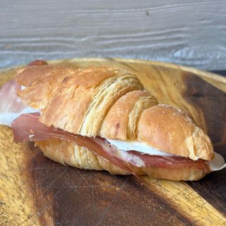 Croissant salato prosciutto crudo e mozzarella