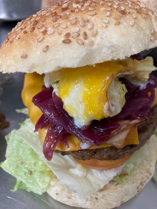 Hamburger super con patatine fritte 