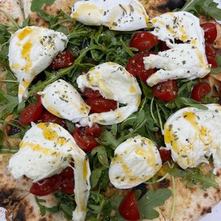 Focaccia pomodorini rucola e bufala 