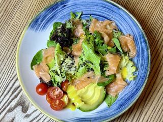 Салат з лососем, маринованим фенхелем та Авокадо (280г)