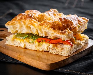 Focaccia Panini cu Humus si Legume