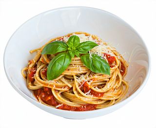 Paste cu sos de roșii, busuioc și parmezan