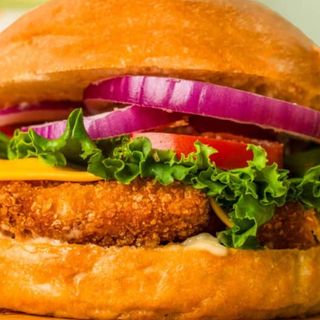 Hamburguesa de pollo crujiente y patatas