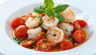 Creveți cu roșii cherry și busuioc