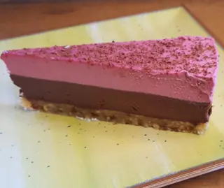 Tort raw cu capsuni si ciocolata - fara gluten, vegan / de post
