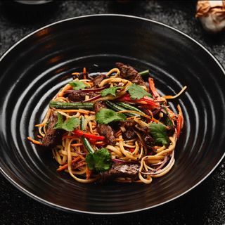 Смажена локшина з телятиною та соусом Удон Біф