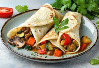 Naleśniki z duszonymi warzywami i pieczarkami