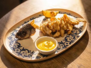 Цілий сібас, філерований на хрусткі шматочки з медово-гірчичним соусом (200г)