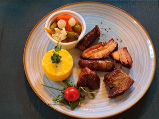 Carne și cârnat la garnita  cu mămăligă și murături