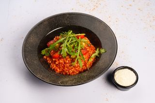 Rižoto sa povrćem i paradajz sosom