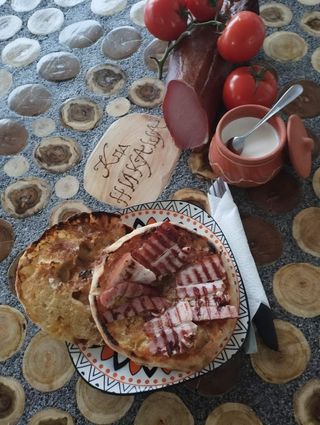 Lepinja sa prženom slaninom i pretopom