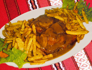 Свинско филе с гъбен сос и пържени картофи (600гр)