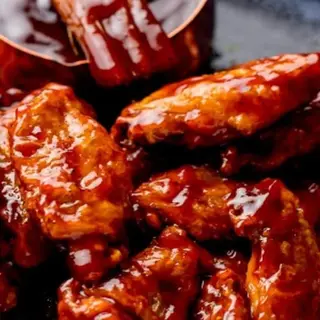 ALITAS DE POLLO CON SALSA 8 UNIDADES