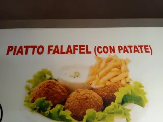 Piatto falafel con patate