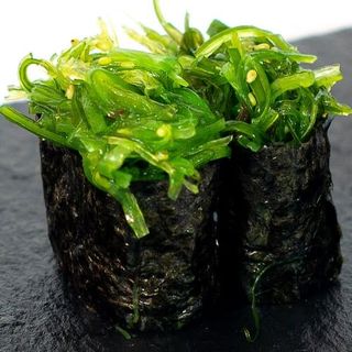 Gunkan con wakame (2 uds.)