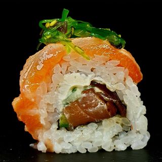 Golden California z opalanym łososiem