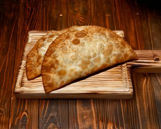 Чебуреки з сиром та зеленню (160г)