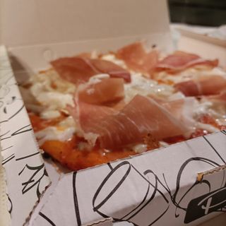 Pizza tonda stracciatella e crudo