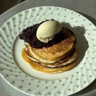 Pancakes Con Mascarpone Y Salsa De Frutos Rojos