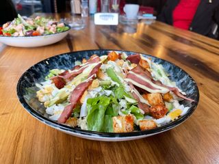 Салата Авокадо с яйце и бекон