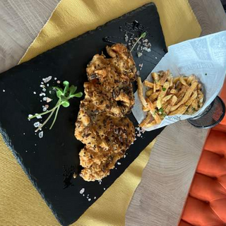 Snitel de pui cu seminte si cartofi cu usturoi parmezan si patrunjel