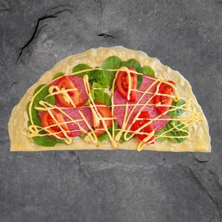 Naleśnik z salami i szpinakiem