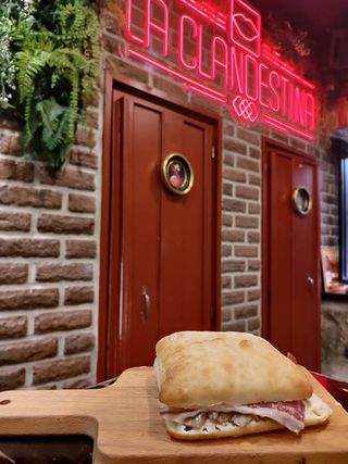 Bocadillo De Paletilla Ibérica Con Queso Philadelphia Y Setas