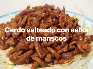 Cerdo salteado con salsa de mariscos