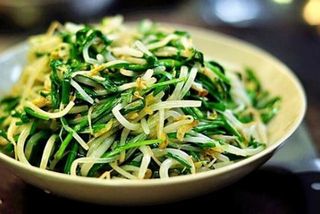 96Қуырылған бұршақ өскіндер жусаймен Бобовые ростки с джусаем 韭菜豆芽