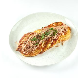 Деруни під рваною свининою (230г)