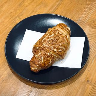 Кроасан с шунка и гауда