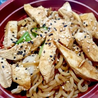 Yakisoba de pollo