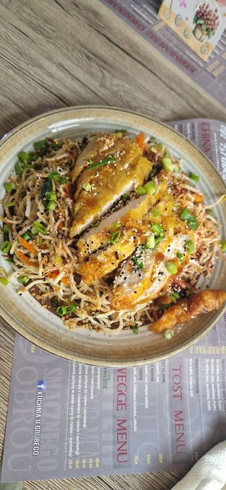 Makaron z chrupiącą kaczką i warzywami