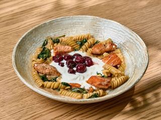 Паста з лососем, сиром страчатела та маринованою черешнею (370g)
