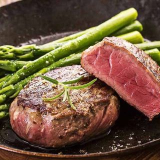 Muschi de vita cu cartofi copti, sparanghel si sos brun