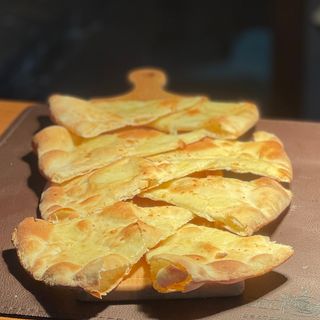 Фокачча с чесноком и сыром                                          