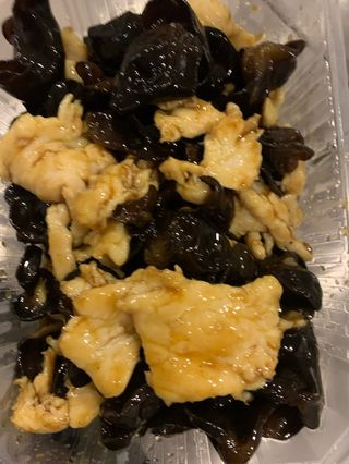 51. Пиле с китайски черни гъби (700г)