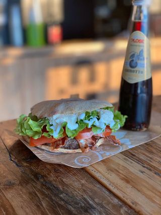 13. Burgher G, crema di grana, bacon, lattuga, pomodoro, maionese