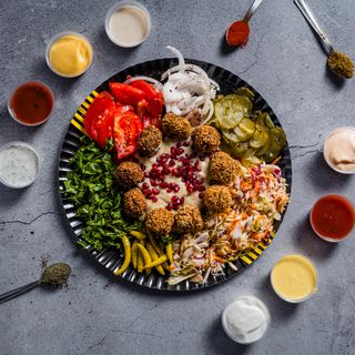 Falafel cu Salata de Vinete si Rodie la Farfurie