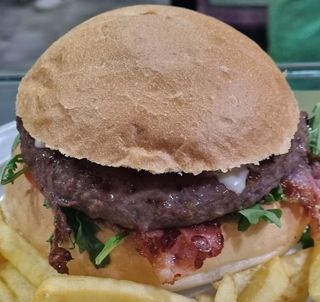 Hamburger maxi pomodoro, rucola e salse