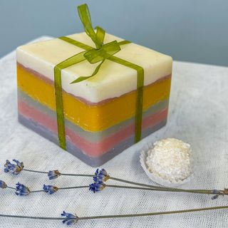 სანთელი კრემისფერი კვადრატული ფორმის 7041