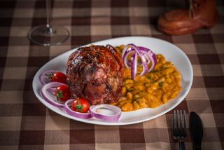 Ciolan la cuptor cu salata de ceapă şi iahnie de fasole