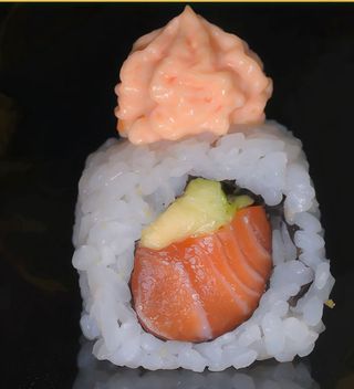 Uramaki Salmón Picante