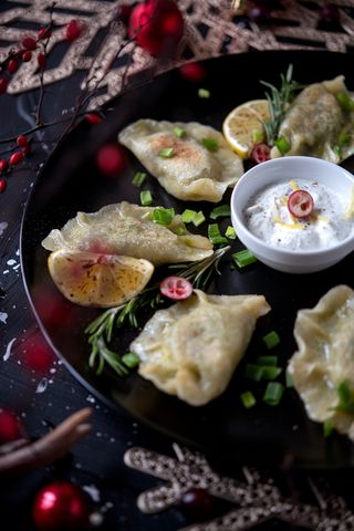 Pierogi z łososiem i batatami