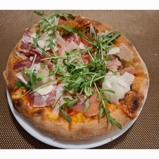 Focaccia De Ajo Y Tomate Con Jamón Serrano