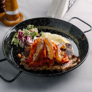 Ceafă de porc în stil țigănesc cu cartofi piure