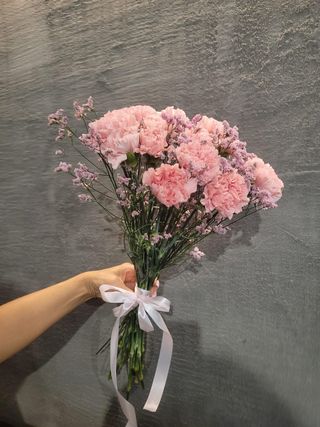 Goździk różowy z delikatną dekoracją