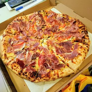 Фамилна пица Прошуто Фунги  (1250г)