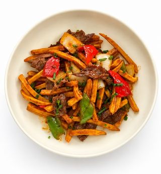 Говяжья вырезка с овощами и картофелем фри